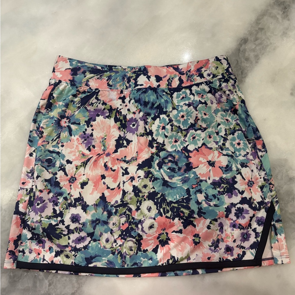 Crown & Ivy floral mini skort - size small - like new!
